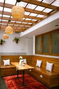 uma sala de espera com bancos e uma mesa em Baños del Inca Premium Hotel em Los Baños del Inca