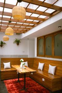 a waiting room with benches and a table at Baños del Inca Premium Hotel in Los Baños del Inca