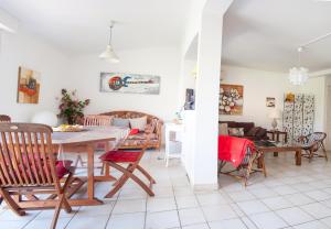 a living room with a table and chairs and a couch at Villa Bougainvilliers in Banyuls-sur-Mer