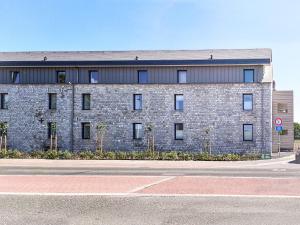 un edificio in mattoni sul lato di una strada di Hof Gemehret a Eupen