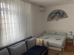 a small bedroom with a bed and a couch at Apartment La Mar in Pula