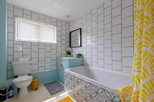 bagno con vasca e servizi igienici di Bright 3 Bedroom House with Terrace 16 mins to Big Ben a Londra