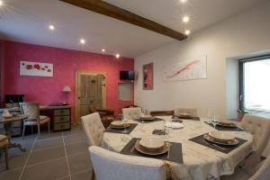 een eetkamer met een tafel en stoelen bij Gites de Climats de 3 à 6 personnes in Beaune