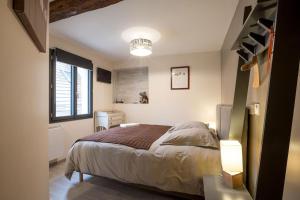 a bedroom with a bed and a window at Gites de Climats de 3 à 6 personnes in Beaune
