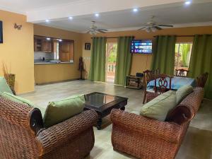 Sala de estar con 2 sofás y mesa en 4 bedroom villa, security, private pool, ocean view, en Sosúa