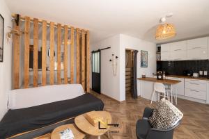 1 dormitorio con cama, mesa y cocina en Magnifique petit cocon bord de mer- Lesclesdenicole en Le Pradet