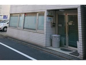een vuilnisbak buiten een gebouw bij Isshuku Ryokan Asakusabashi - Vacation STAY 17363v in Tokyo