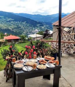 una mesa llena de comida en una mesa con vistas en Oda, en Khulo
