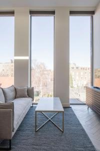 un salon avec un canapé et une table dans l'établissement Huband Place, à Dublin 11 autres photos