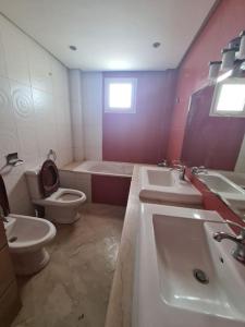 ein Badezimmer mit zwei Waschbecken und einem WC in der Unterkunft Immense appartement familial lumineux haut de l Agdal in Rabat