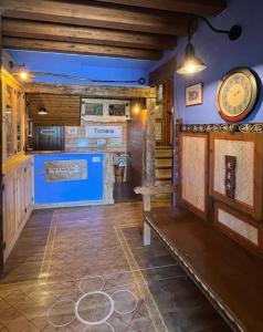 une salle de dégustation avec une horloge sur le mur dans l'établissement Hotel rural reina Berta, à Murillo de Gállego