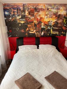 a bedroom with a large wall mural of a city at Kotedža Tīkli in Bigauņciems