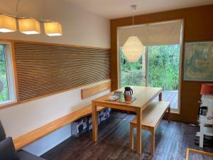 comedor con mesa y ventana en A private retreat Cotton Club Cottage, en Takamori