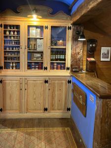 uma cozinha com armários de madeira e um balcão em Hotel rural reina Berta em Murillo de Gállego