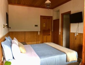 Postel nebo postele na pokoji v ubytování Apostolos Hotel