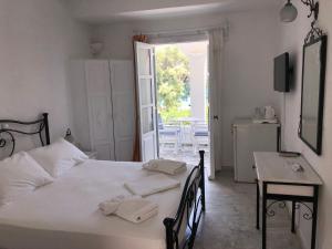 Postel nebo postele na pokoji v ubytování Roussos Beach Hotel