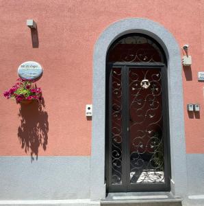 a door to a building with a flower pot and a window at B&B La Lingua in Procida