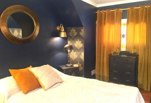 um quarto com uma cama e um espelho na parede em Midland Manor 3-Bedroom Home with Pool em Midland
