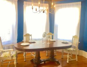 comedor con mesa de madera y sillas en Midland Manor 3-Bedroom Home with Pool, en Midland