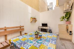um quarto com uma mesa com uma colcha em Mag2 - One of a Kind 3 Bed Rabat em Ħal-Bajjada