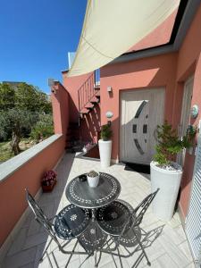 a patio with a table and chairs on a balcony at B&B La Lingua in Procida