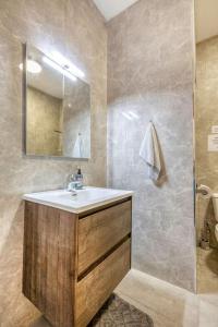 uma casa de banho com um lavatório e um espelho em Mag2 - One of a Kind 3 Bed Rabat em Ħal-Bajjada