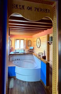 uma grande casa de banho com uma grande banheira num quarto em Hotel rural reina Berta em Murillo de Gállego