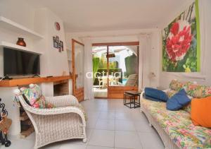 A seating area at LAS GAVIOTAS 13