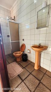 La salle de bains est pourvue de toilettes et d'un lavabo. dans l'établissement HOTEL AMAZ, à Ribeirão Preto