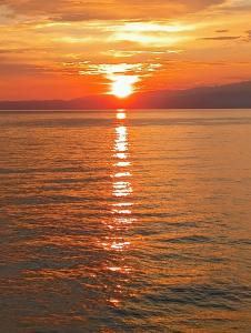 un tramonto sull'oceano con il tramonto di Golden Sunset Beach Apartment a Skala Kallirachis