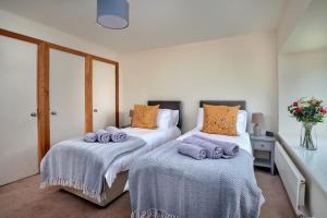 Dos camas en una habitación con toallas. en Finest Retreats - Victory Mill - Apartment One, en Pickering