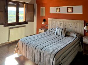 Hotel rural reina Berta客房内的一张或多张床位