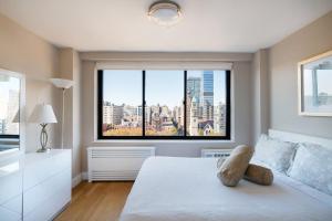 un dormitorio con un osito de peluche sentado en una cama en Apartment in Columbus Avenue, en Nueva York