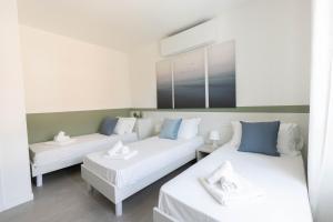 Habitación con 2 camas y espejo. en Bnbook Residenza Locatelli, en Rho