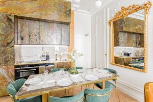 Кухня або міні-кухня у Luxury 2 Bedroom & 2 Bathroom - Louvre Museum & Opera