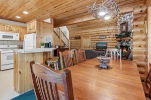 comedor y cocina en una cabaña de madera en Papa Bear's Hideout - Dream Getaway with Hot Tub and Game Room!, en Big Bear Lake