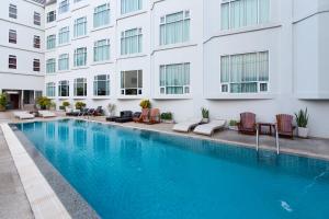 Majoituspaikassa Kanchanaburi City Hotel - SHA Extra Plus tai sen lähellä sijaitseva uima-allas