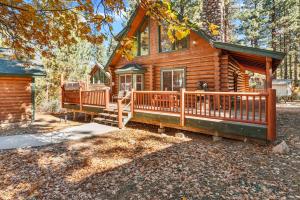 Cabaña de madera con porche y terraza en Papa Bear's Hideout - Dream Getaway with Hot Tub and Game Room!, en Big Bear Lake