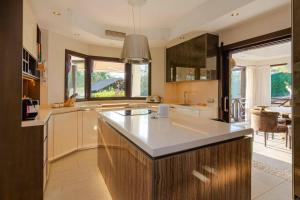 Fotografie z fotogalerie ubytování Stunning and Spacious Villa in Marbella - Casa Luz v destinaci Marbella