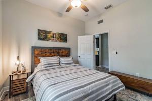 - une chambre avec un grand lit et un ventilateur de plafond dans l'établissement Cozy Urban Haven in Historic Ybor - Close downtown, à Tampa
