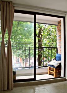 Habitación con ventana y vistas a un árbol. en Nativo House amplio y acogedo, en Medellín