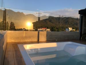 a bath tub sitting on top of a roof at HELEN HOUSE Bello Horizonte in Santa Marta