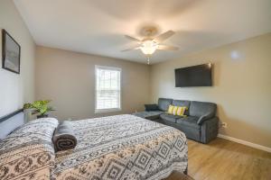 - une chambre avec un lit, un canapé et un ventilateur de plafond dans l'établissement Lake Guntersville Vacation Rental with Fire Pit, 