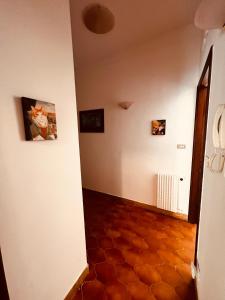 - un couloir dans une maison revêtue de carrelage dans l'établissement Condominio Ulivi, à Piazza