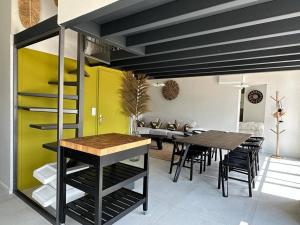 eine Küche mit einem Tisch und einem Esszimmer in der Unterkunft villa avec piscine loft cabane in Nîmes