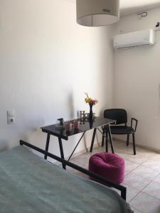 un tavolo in una stanza con un tavolo con fiori di Layla' s Petite Home a Città di Kos