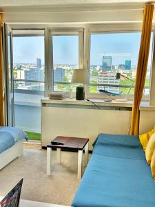 1 dormitorio con cama y ventana con vistas en SUN clima/AC metro x2 Fast WiFi 500 Mbs 70’TV Netflix AppleTV HBO en Varsovia
