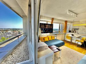 sala de estar con sofá y ventana grande en SUN clima/AC metro x2 Fast WiFi 500 Mbs 70’TV Netflix AppleTV HBO en Varsovia