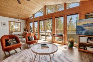 TV a/nebo společenská místnost v ubytování Nightcap Lodge- HOT TUB WITH BREATHTAKING MOUNTAIN VIEWS!