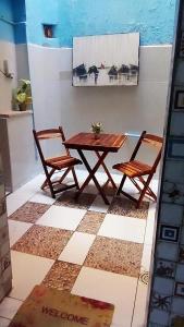uma mesa de madeira e duas cadeiras num quarto em Pousada Terra do Sol em Fortaleza